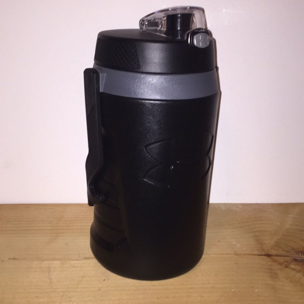 UNDER ARMOUR THERMOS LARGE 64oz! UP490